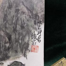 轻舟已过万重山 杜铁宝作
杜铁宝，1938年生于福州。自幼随母习画，1962年毕业于北京艺术学院美术系。从师白雪石、张安治、吴镜汀、关松房、溥松窗等先生。一直从事美术教育及艺术设计工作，高级教师。