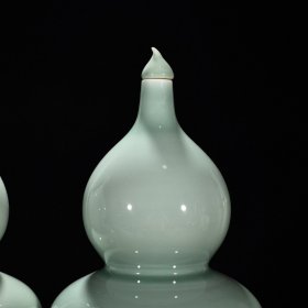 清乾隆粉青釉葫芦瓶 高37.5厘米 宽20厘米