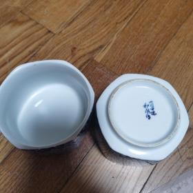 日本瓷器  六角小钵  饭碗两只  青花染复  有款  有田  和风作