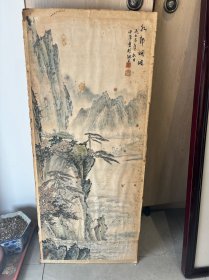 新安画派代表人物张仲平原裱山水镜片83*35.5
张仲平，系歙县人，1939年出生于北京。笔名梦松，号黄山人。现为中国美术家协会会员、国家一级美术师、安徽文史馆特约研究员、黄宾虹画院院士、安徽新安画院副院长、安徽新安书画艺术会常务理事、安徽松风竹雨艺术研究会副会长、香港新华书画通讯社荣誉书画家、民建中央画院画师、合肥市政协书画研究员等。1989年在合肥举办“新安张氏翰飞、君逸、仲平三代人书画展”，