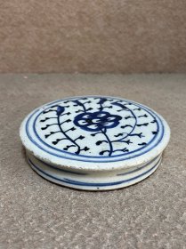 清代大号缠枝莲罐盖子，高 2.2cm。窑缝不透，品相完好。