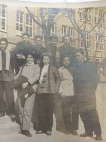 50-60年代中南矿冶学院粗辫子美女学生和帅哥宿舍楼前合影照片(80年代改名中南工业大学，现为中南大学，学生晓光、至贤相册。人物涉及符玉书、叶英、陈培修、林学照、金荣、黄世洪、肖小白等)