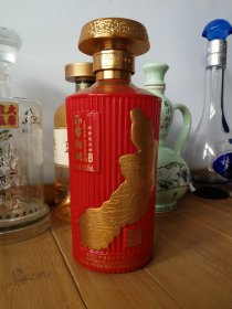 酒瓶。印象梅城酒瓶，52度500ml。梅河口泸源酒业有限公司出品。（非钱币，烟标，邮票，连环画）