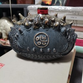 韩国海胆酒瓶一个，半斤装，非常少见。