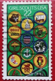 美国邮票 1987年 女童子军 徽章 1全信销 最早是1910年在英国成立的国际组织。在英国，10至15岁的女孩可以成为女童子军。女童子军就像男童子军一样，常进行户外活动，例如远足，露营。女童子军可借着学习技能并通过测验获得徽章，代表最高荣誉的奖章是巴登----鲍威尔奖章。全球共有800万女童子军和女幼童军，遍布100多个国家。女童子军的四个世界中心是印度，墨西哥，瑞士和英国。