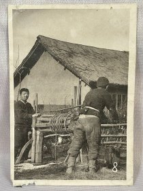 民国生活百态：井旁打水人，尺寸：10.8*7.5cm