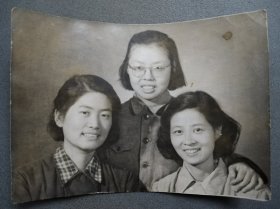 50—60年代短发女生合影留念老照片