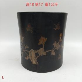 花梨木镶贝壳笔筒，木质坚实细密，纹理清晰，层次感强，极具质感，做工精细，品相一流，尺寸如图，完整漂亮