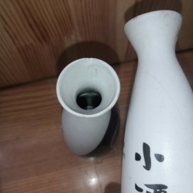 景阳冈小酒壶，武松打虎图案，两个合售。有磕碰，冲，两个10元，一品