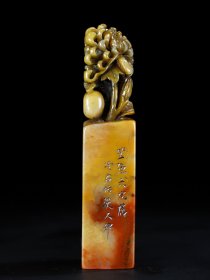 纯手工雕刻寿山石印章纯天然石色，（尺寸13.8公分x3公分x3公分x重量241克）
