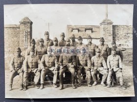 【开封史料】1941年春 驻开封日军第35师团步兵第219联队军鸠班全体成员在联队本部军鸠机构门前合影 原版老照片一张（门前挂有军鸠机构竖牌。该军鸠班成员由联队不同中队的士兵组成，其中班长为岛田平治少尉，此人在1942年晋升为第11中队长。军鸠班是汤口俊太郎大佐任步兵第219联队长后开设特种训练班之一，此外还有军犬班等。）