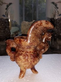 战汉时期龙凤纹玉爵杯.中国古人认为他们的命运掌握在天地与祖宗灵魂的手中，所以非常重视祭祀天地与祖先的活动。本器为宫廷玉匠大师，奉王命精心制作的专门用来盛美酒祭祀天地与祖宗灵魂的神玉，所以称为礼器。百度对本器的鉴定评语是:“其上的龙凤纹饰寓意深刻，雕刻技艺精湛，具有很高的艺术欣赏价值。”本器为龙型柄，前沿下边雕一凤凰，少见。本器属高级历史博物馆和高级艺术博物馆的首选藏品。本器永远保真。(谨防假冒)