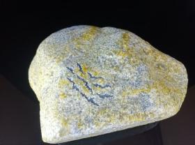 黄砂皮翡翠原石赌石，尺寸如图，重9.7斤。