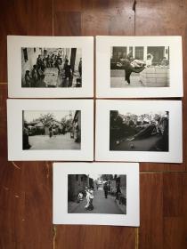 “运动生活摄影展二” 著名摄影家王文波 作品5张 全民运动题材照片 胡同探戈、小巷蓝球、打乒乓球、老外打台球等