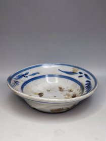 清代青花花卉纹盘，磁州窑系白地青花花卉纹折沿盘，清代瓷器，清代盘，清代白釉瓷器，老窑系类瓷器，造型好，胎土好，可以陈设，可以使用。保存的不错。
