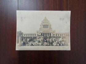 日本国会大厦商团合影.
