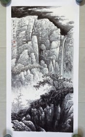 山水画，水墨山水，很有意境，色彩构图非常漂亮，写意画法，皴法点染，纯手绘作品，假一赔万，支持第三方鉴定，香港中国美术家协会会员王新路老师的原创大作，实际画的比照片拍出来要漂亮的多，笔法苍劲有力，浓淡干湿焦，行云流水。尺寸1.38米×70公分，4尺整张的，家里客厅，书房，茶室，办公室，中堂，玄关都可悬挂，闭眼入，真的非常好看，这幅画的构图饱满，细水长流，流水生财，云雾刻画的也非常到位，已经拖底了。