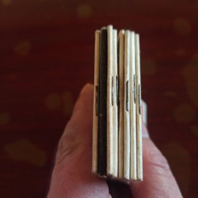 上海版：128开彩色小小连环画第一辑 八册全 综9品 幸福王子的眼睛 大地妈妈的孩子 导演阿姨的心愿 慷慨高歌主义真 法兰西小英雄 两个假面具 老虎和熊的故事 自由城游历记
