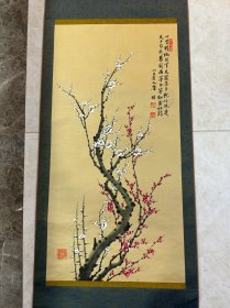 唐杰，台湾画家，绢本彩梅，印章落款：荣获第十九届中日书画展第一名，原装原裱，轴头是天然玉石材质。