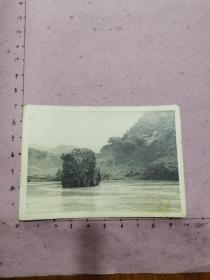 1938年滟滪堆（滟滪堆上为白帝城，1959年因为通航便利被炸，珍贵三峡影像史料）