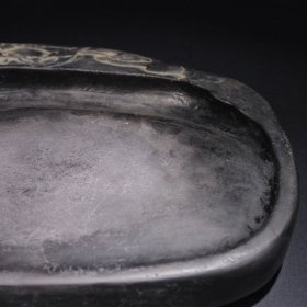旧藏端砚：喜上眉梢 藏品大气饱满，石质细腻温润。雕刻花鸟，立体，形象，精美，线条婉转流畅，器身篆刻字体神韵飘逸，遒劲有力，此砚因长期研墨，砚堂边缘及墨池长期积累了一些墨渍，砚身亦带有少许墨渍，砚堂中央较为洁净。 款：周澍 尺寸：长27.7cm，宽18.6cm，厚3.6cm，重3.35kg