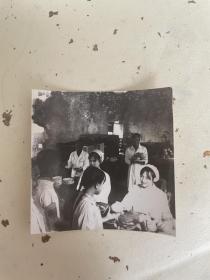 60年代老照片带底版：烟台大鱼岛公社食堂（服务员胸牌有文字）现属威海
