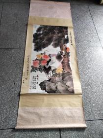 印刷画《国富人寿》放书房门口右边书柜顶部