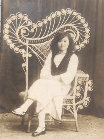 民国时期美女坐在一个很精致漂亮的椅子上照片