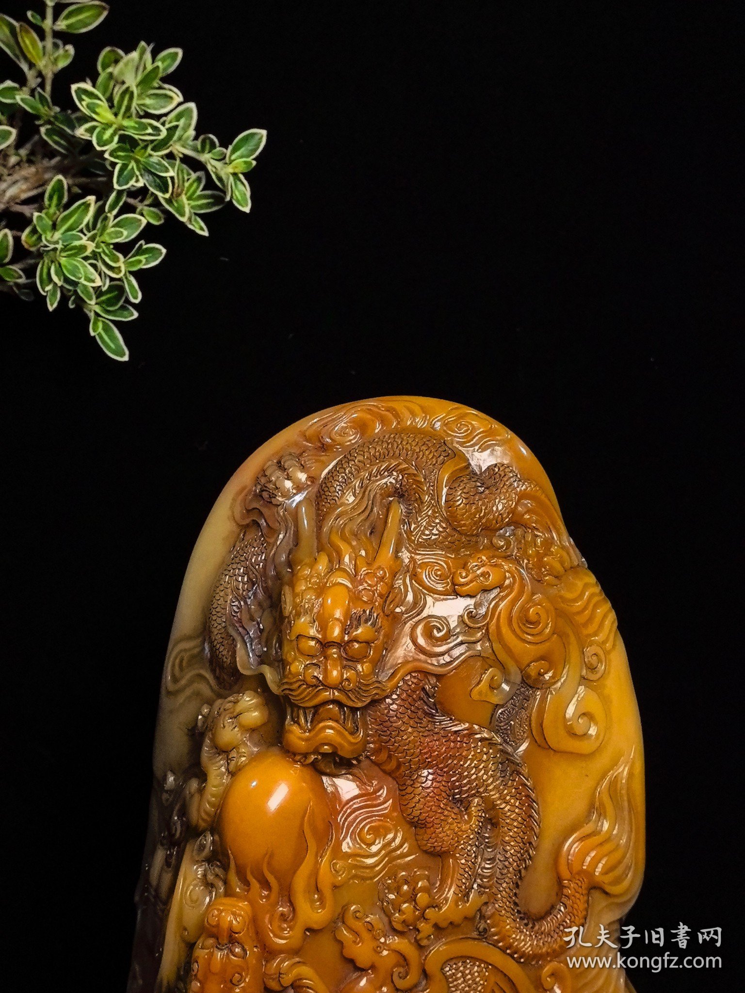 回流珍品，寿山石极品三彩田黄印章摆件 大清著名雕刻家【吴昌硕】之藏品 取材上乘寿山三色田黄石，色泽鲜艳饱满，机理细腻油润，质地纯净透通，工艺精湛一流，黄田似金，红田似血，白田似银，三色田黄天然浑为一体，祥龙威武霸气，栩栩如生，包浆醇厚自然，实属收藏观赏珍品 【品名】天降祥瑞，龙行天下 【尺寸】高19.2×宽12 【重量】1960
