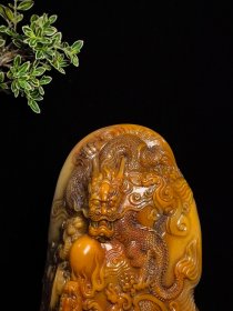 回流珍品，寿山石极品三彩田黄印章摆件 大清著名雕刻家【吴昌硕】之藏品 取材上乘寿山三色田黄石，色泽鲜艳饱满，机理细腻油润，质地纯净透通，工艺精湛一流，黄田似金，红田似血，白田似银，三色田黄天然浑为一体，祥龙威武霸气，栩栩如生，包浆醇厚自然，实属收藏观赏珍品 【品名】天降祥瑞，龙行天下 【尺寸】高19.2×宽12 【重量】1960