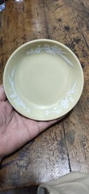 五六七瓷器——建国瓷厂——黄釉堆白花卉——小碟