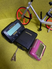 老 BB机 传呼机 三台问题机 这个东西 一般不会坏 因为 很皮实 就是里面虚了或者接触不良 黑色汉显那个隐约看见一条竖线 另外两台没有反应， 三台电池仓都很干净 尤其是粉色 又干净皮毛又好 不知道里面怎么了。三台38包邮。会修的 自己一弄 就完美了。