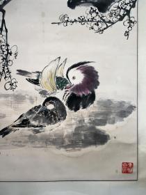 江苏省国风书画院高级画师扬州书画院副院长扬州市花鸟画研究会顾问中国扬州鉴赏书画院副院长扬州耿昌信梅下双栖度岁寒花鸟立轴68*50
耿昌信，1937年生，江苏扬州人，1962年毕业于江苏省国画院。数十年专攻花鸟，龙擅长牡丹，扬州耿牡丹之称。作品曾多次参加全国性和省市美展.
1992年在江苏无钧赏梅胜地举办百梅画展。
1997年在无钧钱松岩艺术馆举办牡丹画展。
1998年在扬州西湖公园举办牡丹