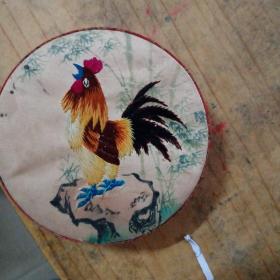 带绣花雄鸡的盒子一个