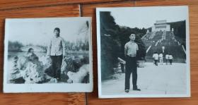原版老照片。七十年代帅男美女照，男的在南京中山陵，女的在徐州云龙公园。包邮。