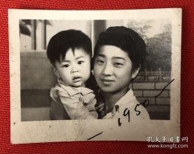 年轻母亲抱小孩留影1950年老照片 锦什坊街 北京王记摄影社