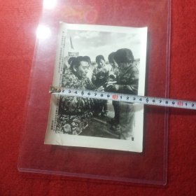 老照片:拉萨市当雄县33工区党委书记顿珠拿出自己多年省吃俭用的钱办起了西藏那曲县思尼乡八村第一所希望小学，始该村的适龄儿童全部入学，范长国 摄