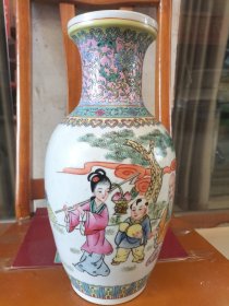 70、80年代左右的手绘粉彩人物花瓶 “瑶池千岁果 蟠桃来益年”中国景德镇 非常漂亮。拍图反光，完好无损。底部有米粒磕如图，无大碍。腹径16厘米，高35厘米。