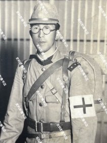 1937年9月2日 侵华日军第108师团步兵第132联队的土屋肇上等兵“中国事变”出征前在位于山形市小桥町的战友“青山源三郎”家宅内留影照 原版老照片一枚（山形市“谷井写真馆”摄制，照片左下角有照相馆钢印，相纸较厚）