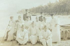 三四十年代 姬路卫戍病院看护兵与伤兵在河边合影照一枚