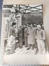 建国初期新闻展览老照片:周总理和工人在一起合影照片(罕见)