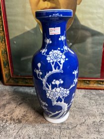80年代左右，26厘米青花冰梅观音瓶一只y