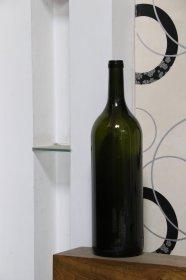 老玻璃大酒瓶，装饰效果佳，保存完好，五裂无磕碰，直径13厘米，高53厘米