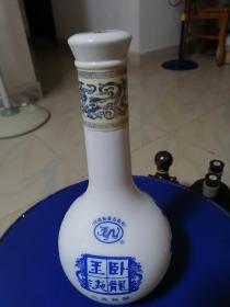 卧龙玉液空酒瓶。