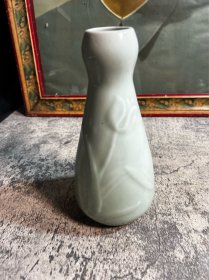 70年代左右，宜兴豆青釉花卉瓶子一只