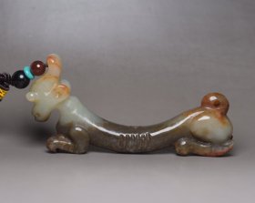 和田玉兽 规格: 11×5.1×2.1厘米 重 100克。 玉质温润细腻，沁色自然，刀功老道，皮壳包浆一流，雕刻生动，线条流畅，品相完美！