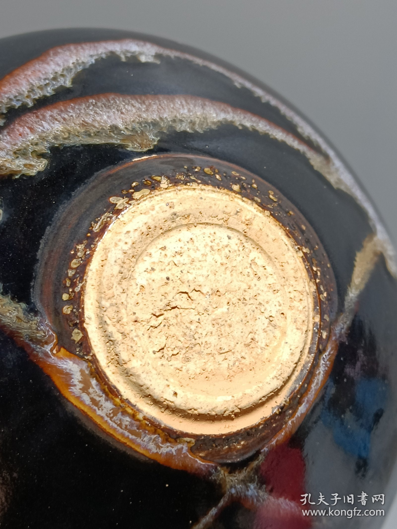 宋代吉州窑洒釉斗笠碗，窑变釉色，黑釉底色配红褐斑纹，釉面自然窑变，线条流畅。碗型规整，胎质细腻，底部干练，整体保存不错，无明显磕碰，品相以图为准。尺寸：直径15.6cm，高5.4cm。适合收藏或茶道使用。