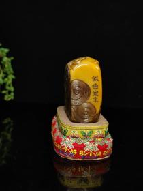旧藏珍品，寿山石极品枇杷黄田黄印章摆件
大清著名雕刻家【徐三庚】之藏品
取材上乘寿山枇杷黄田黄石，色泽温润如玉，机理细腻油润，质地纯净通透，工艺精湛一流，祥龙威武霸气，栩栩如生，包浆醇厚自然，实属收藏观赏珍品。
【品名】龙凤呈祥
【尺寸】高7✘宽7.5
【重量】400克