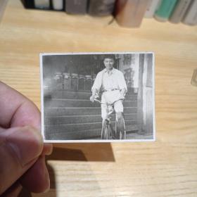 老照片–骑自行车的青年（1952年）