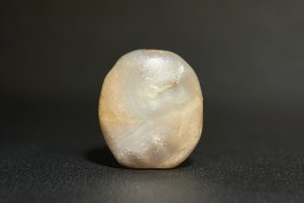 高古汉代冰糖玛瑙扁珠子 长15.8厘米，宽1.4厘米，厚0.82厘米，品相如图 标价为实价，喜欢的朋友直接拍下，顺丰包邮